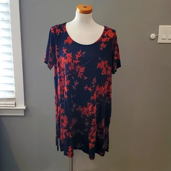 Vibrant Navy floral tunic (NWT) - Picture 1 of 4